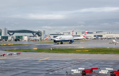 Gatwick, İngiltere - 3 Ocak 2020: British Airways uçakları Sussex 'te güneşli bir yeni yıl sabahı Gatwick Havaalanı' ndan uçmaya hazırlanıyor.  