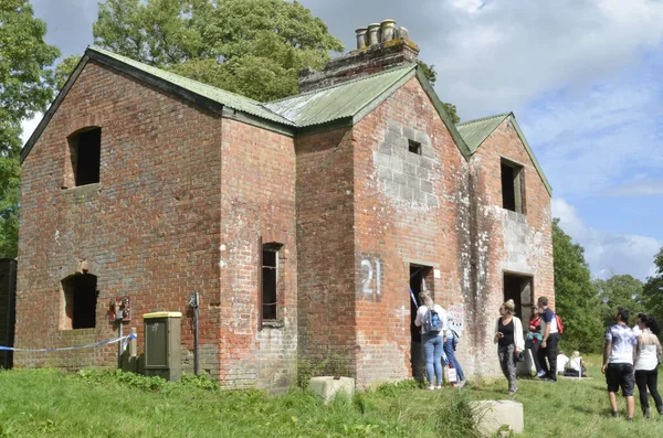 Wiltshire Reino Unido Agosto 2019 Visitantes Mirando Las Ruinas Las — Foto de Stock