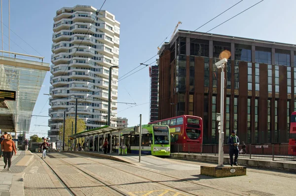 Croydon, İngiltere - 2 Ekim 2019: Güney Londra 'da güneşli bir sonbahar gününde Doğu Croydon tren istasyonunun dışındaki çeşitli nakliye araçlarını kullanan gezginler.  