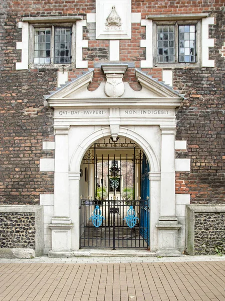 Wejście Zabytkowych Whitgift Almshouse Centrum Croydon Londynie Zbudowane Czasach Elżbietańskich — Zdjęcie stockowe