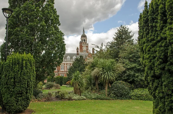 Peaceful Queen Gardens Overlooked Victorian Town Hall Which Houses Headquarters — Stock Photo, Image