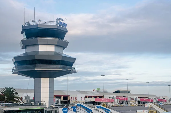 Faro, Portekiz - 19 Kasım 2019: Portekiz 'in Algarve kıyısına hizmet veren Faro Havaalanı' ndaki kontrol kulesinin görüntüsü.