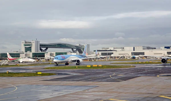 Gatwick, İngiltere - 3 Ocak 2020: Tui ve Royal Air Maroc havayolları güneşli bir Ocak sabahı Gatwick Havaalanı 'ndan uçmaya hazırlanıyor.