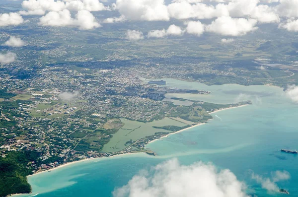 Karayip adası Antigua 'daki St. John' s 'un havadan görünüşü. Merkezde Cruise Limanı, Fort James, The Cove, Runaway Bay, Runaway Beach, McKinnon 's Salt Pond ve Marina Körfezi yer alıyor..