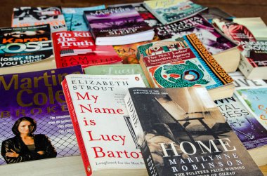 Castara, Trinidad ve Tobago - 12 Ocak 2020: bayram okumaya elverişli popüler ciltlerin seçilmesi, bir masaya yayıldı.  