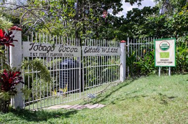 Roxborough, Trinidad ve Tobago - 10 Ocak 2020: Çikolata endüstrisi için organik kakao çekirdekleri üreten Tobago Kakao Konağının girişindeki Gates.  