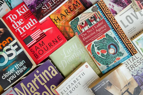 Castara, Trinidad ve Tobago - 12 Ocak 2020: Masaya yayılmış popüler karton kapaklı romanların genel görünümü.