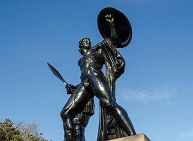 Achillies Anıtı, Wellington Dükü 'nün anıtı Richard Westmacott tarafından dikilmiş ve 1822' de denetlenmemiş. Erimiş düşman topundan yapılmış ve Hyde Park, Londra 'da halka açık bir yerde sergileniyor..