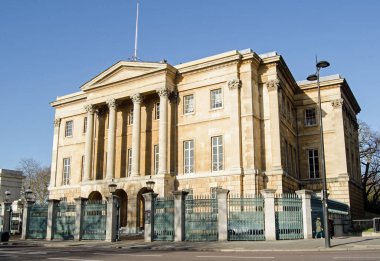 LONDON, UK - 28 HAZİRAN 2016: Wellington Dükü 'nün eski evinin cephesi - Apsley Evi. Bir Numara olarak da bilinen konak Londra 'nın merkezindeki Hyde Park Köşesine bakıyor..
