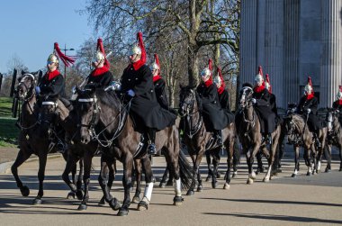 LONDON, İngiltere - 28 Ocak 2016: Blues ve Royals alayından süvari birlikleri Hyde Park Köşesinde Wellington Kemeri 'nden geçiyor. Süvari alayının bir parçası, at muhafızları.. 