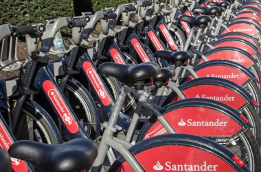 LONDON, İngiltere - 28 Ocak 2016: Santander bankasının sponsor olduğu bir raf dolusu toplu taşıma bisikleti.  