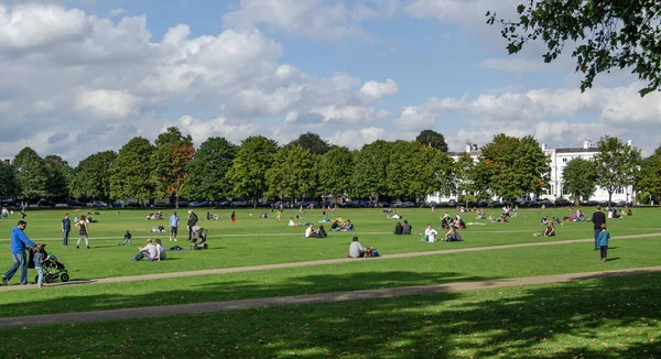 Richmond Thames Velká Británie Září 2015 Rodiny Přátelé Relaxují Pozdním — Stock fotografie