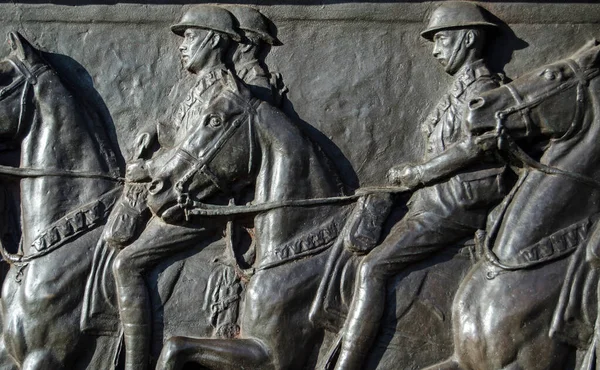 第一次世界大战中骑着马的士兵们骑在骑士纪念碑上的青铜雪橇的细节 这些骑士纪念碑是为了纪念那些阵亡的战士们 1921年由阿德里安琼斯雕塑 在伦敦海德公园公开展出 — 图库照片
