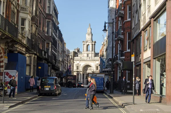 London Styczeń 2016 Piesi Ruch Half Moon Street Mayfair Londyn — Zdjęcie stockowe