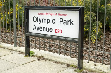 LONDON, İngiltere - 19 Mart 2016: 2012 Londra Olimpiyatları sırasında oluşturulan yeni yollardan biri için sokak tabelası. Şimdi yerleşim alanı ve park yeri, Stratford.. 
