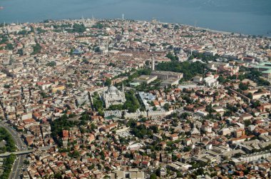 Murat Paşa Camii, Beyazit Camii ve gökyüzüne hakim olan ünlü Mavi Cami 'nin bulunduğu eski İstanbul kentinin havadan görünüşü.