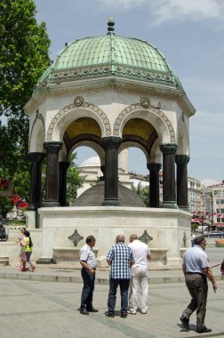 ISTANBUL, TURKEY - 3 Haziran 2016: İstanbul Sultanhamet 'teki Alman Çeşmesi' nin yanında güneşin tadını çıkaran turistler ve yerliler. Anıt, İmparator II. Wilhelm 'in 1898 yılında kente yaptığı ziyareti simgeliyor..