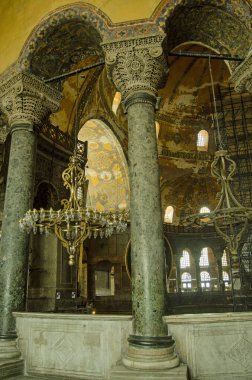 Ayasofya 'nın uçsuz bucaksız boşluklarına bir göz atın. İstanbul 'daki bu Bizans tarihi anıtının birinci katındaki galeriye bakıyorum..
