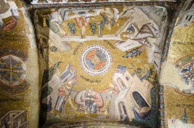 Ortaçağ Bizans mozaiği, tarihi bir kilisenin kubbeli tavanının bir kısmını kaplıyor. St. Mary 'nin yaşamına ait sahneleri gösteriyor. Bebekliğinde Joachim ve Anne' nin baktığı bebekler de buna dahil. Chora Kilisesi, İstanbul.  
