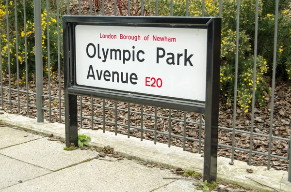 LONDON, İngiltere - 19 Mart 2016: 2012 Londra Olimpiyatları sırasında oluşturulan yeni yollardan biri için sokak tabelası. Şimdi yerleşim alanı ve park yeri, Stratford.. 