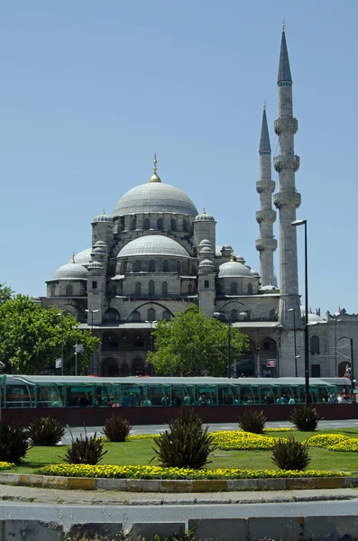 Istanbul Turquía Junio 2016 Histórica Mezquita Yeni Cami Domina Lado — Foto de Stock
