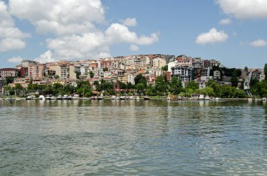 Güneşli bir öğleden sonra, İstanbul 'un Beyoğlu ilçesindeki tekne ve evlere doğru, Haliç' in kuzeyinden kuzeye bakan manzara.  