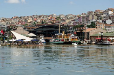 İSTANBUL, TURKEY - 5 Haziran 2016: Güneşli bir Haziran öğleden sonra, Türkiye 'nin Beyoğlu ilçesindeki Rahmim Anka Ulaşım Müzesi' nde sergilenen tarihi tekneler.