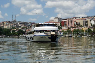ISTANBUL, TURKEY - 5 Haziran 2016: Güneşli bir Haziran öğleden sonra, Ayvansaray durağına giden Polaris yolcu feribotu.  