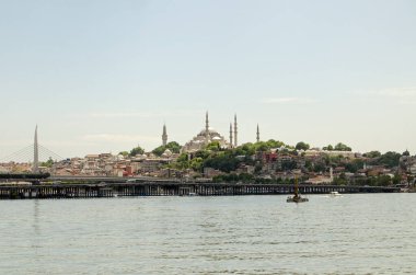 İstanbul, Türkiye 'de güneşli bir Pazar günü öğleden sonra, Halic Metro köprüsünün önünde Altın Boynuz manzaralı görkemli Süleyman Camii.