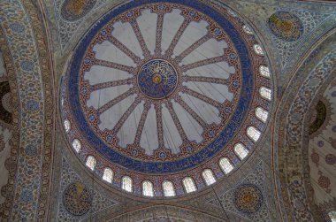 İSTANBUL, TURKEY - 6 Haziran 2016: İstanbul, Türkiye 'deki ünlü Mavi Cami' nin süslü tavan ve kubbesi Sultan Ahmet Camii.