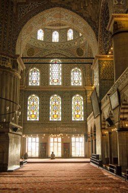 İSTANBUL, TURKEY - 6 Haziran 2016: İstanbul, Türkiye 'de Sultan Ahmet Camii olarak da bilinen ünlü Mavi Cami' nin süslü camlı pencereleri.