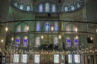 ISTANBUL, TURKEY - 6 Haziran 2016: Mavi Cami 'de mozaik camlı ve lambalı huzurlu iç mekan, Sultan Ahmet Camii, İstanbul, Türkiye.