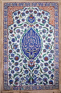 Sultan 2. Selim 'in mezarının dış cephesini süsleyen muhteşem renkli İznik fayansları, 1577 yılında eski İstanbul, Türkiye' de inşa edildi..
