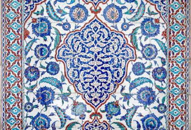 1599 'da inşa edilen 3. Murad Sultan' ın tarihi mezarının dış tarafındaki Iznik fayanslarında yapılan muhteşem desenlerin ayrıntıları. Eski İstanbul, Türkiye 'de halka açık gösterimde.