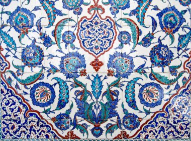1599 'da inşa edilen Sultan III. Murad' ın mezarının dış cephesini süsleyen güzel İznik fayansları. Eski İstanbul, Türkiye 'de halka açık gösterimde.
