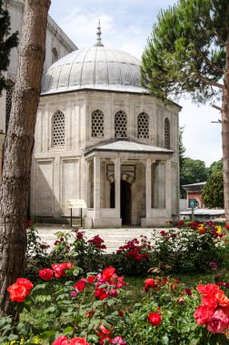 Dış görünüş, 16. yüzyılın sonlarına doğru İstanbul, Türkiye 'de inşa edilen 3. Sultan Murad' ın çocukları olan Prenslerin Mezarı 'nın gül yatağından geliyor.. 