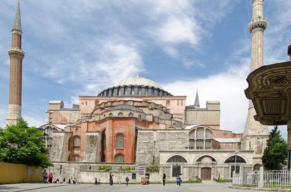 Estambul Turquía Junio 2016 Turistas Lugareños Pasean Por Magnífica Catedral — Foto de Stock