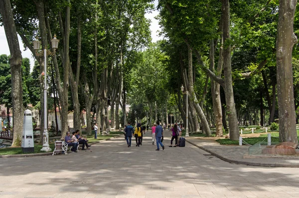 Estambul Turquía Junio 2016 Visitantes Disfrutando Sombra Calma Del Parque —  Fotos de Stock