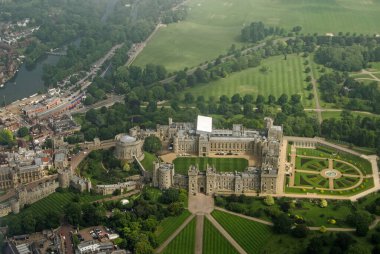 Kraliçe 2. Elizabeth 'in Berkshire' daki tarihi Windsor Kalesi 'nden bir görüntü. Thames Nehri sol taraftan geçiyor ve kale alanı görüntünün kenarına kadar uzanıyor. Haziran 2016 'da bulutlu bir yaz sabahı.