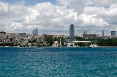 İSTANBUL, TURKEY - 8 Haziran 2016: İstanbul 'daki ünlü Beşiktaş futbol stadyumunun Boğazı' ndan görüntü. Ritz Carlton Oteli arkada ve Dolmabahce Camii de deniz cephesinde..