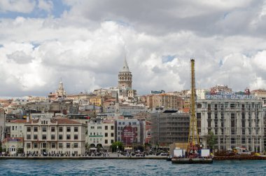 İSTANBUL, TURKEY - 8 Haziran 2016: İstanbul 'un Karaköy bölgesinde boğaz esintisinin tadını çıkaran kalabalıklar. Bizans Galata Kulesi sahnenin en tepesinde..