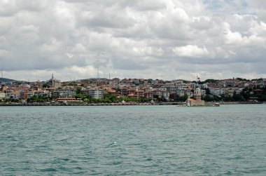 İstanbul 'un Uskudar ilçesinin Boğazı' ndan şehrin Asya yakasına bakan Maiden 'ın Kulesi' nin sağ tarafında yer alan manzaraya bakın.. 