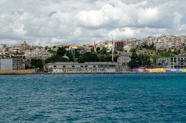 İSTANBUL, TURKEY - 8 Haziran 2016: İstanbul 'un Beyoğlu ilçesinin limanındaki Çağdaş Sanat Galerisi Boğazı' ndan görüntü.  