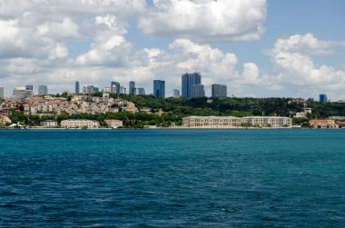 İSTANBUL, TURKEY - 8 Haziran 2016: İstanbul 'un Beşiktaş ilçesindeki İstanbul Boğazı kıyısında şık, lüks oteller. Four Seasons Oteli ve Ciragan Palace Oteli suların kıyısındaki eski Osmanlı Sarayı 'nda yer almaktadır..