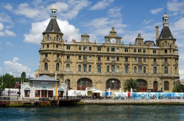 İSTANBUL, TURKEY - 8 Haziran 2016: İstanbul 'un İstanbul kentindeki İstanbul Boğazı' nın Asya yakasındaki Kadıköy limanındaki Haydarpaşa limanındaki tarihi yolcu terminali. Güneşli bir yaz öğleden sonrasında feribottan seyreden Türkiye.