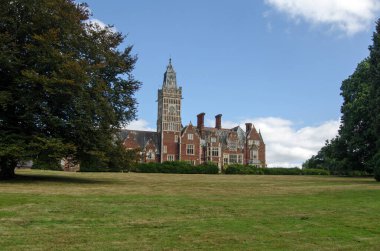 İngiltere 'nin Berkshire, Aldermaston köyündeki tarihi Aldermaston Malikanesi' ne bakan Parkland 'a bakın..