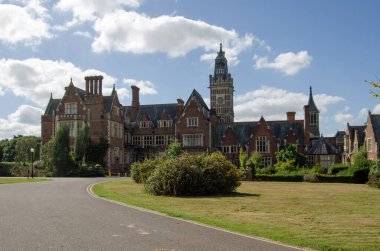 Viktorya dönemi görkemli evi Aldermaston Malikanesi, bazen Aldermaston Sarayı olarak da bilinir. Şimdi tarihi binayı apartmanlara dönüştürme planlarıyla bomboş. Aldermaston Köyü, Berkshire, İngiltere.