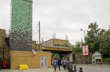 LONDON, İngiltere - 17 EPTEMBER 2016: Edgware, Kuzey Londra 'daki Edmonton Green tren istasyonunun önünden geçen yayalar, sonbaharın başlarında bulutlu bir günde.  