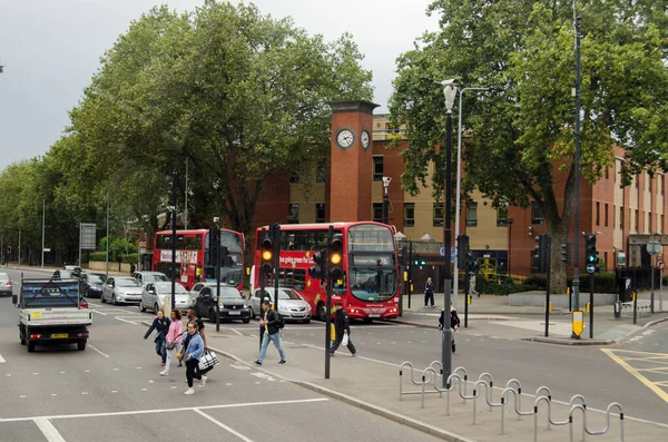 London Велика Британія September 2016 Пішоходи Перетинають Дорогу Семи Сестрах — стокове фото