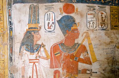 Firavun Amenhotep III ve karısı Kraliçe Tiy 'in Mısır' ın Luxor kentindeki bir mezarın içindeki antik Mısır duvar resmi. Amenemonet 'in mezarında binlerce yıllık tarihi bir tablo, Ramesside Dönemi' nden bir rahip..